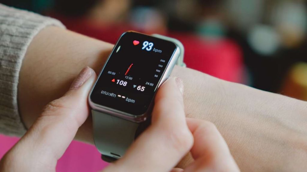 Top 10 gadgeturi utile care chiar merită cumpărate în 2026 8 Ceasul smart axat pe sănătate și prevenție